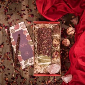 Kit Pétalos de Amor Sagrada Madre con sahumerio artesanal, cuarzo rosa, pétalos y elementos naturales para rituales y meditación.